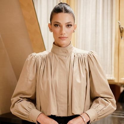 Chaqueta de Declaración para Mujeres Nova | Manga Plisada, Corte Corto