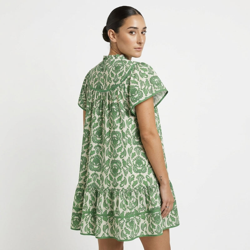 Robe babydoll mini femme Uliana | Imprimé damassé vert, ourlet à volants à étages