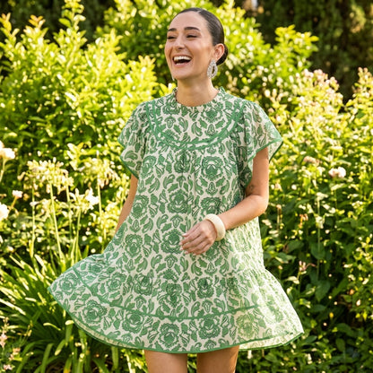 Robe babydoll mini femme Uliana | Imprimé damassé vert, ourlet à volants à étages