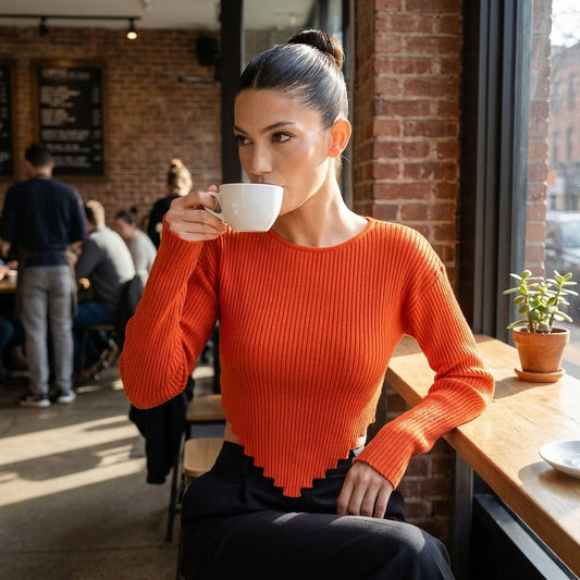 Pull court femme Sienna | Tricot côtelé rouille, ourlet ondulé