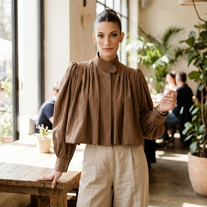 Chaqueta de Declaración para Mujeres Nova | Manga Plisada, Corte Corto