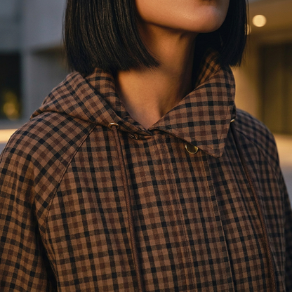 Abrigo Trench a Cuadros para Mujer Tina | Poliéster, Doble Botonadura, Cuello Alto