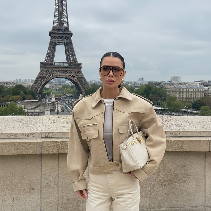 Veste courte pour femme Bella | Suède beige doux, coupe slim avec poches