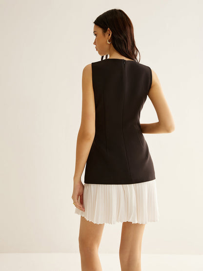 Rowan Women's Pleated Dress - close-up detail
