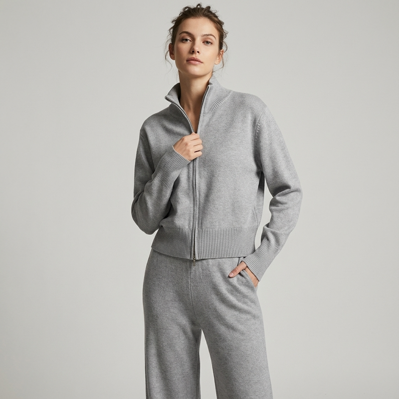 Conjunto de punto para mujer Elena | Chaqueta con cuello alzado, Pantalones plisados