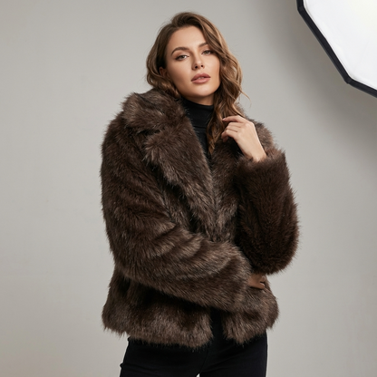 Chaqueta de Piel Sintética para Mujeres Aria | Corte Oversized, Cuello Ancho
