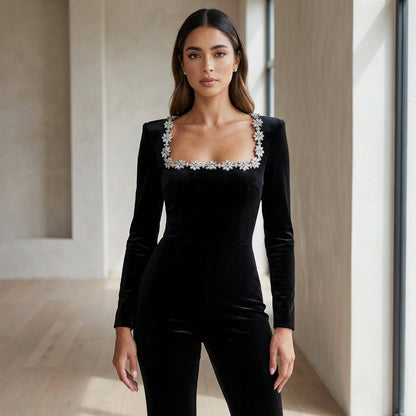 Combinaison pour femme Elara | Velours noir, encolure florale en cristal