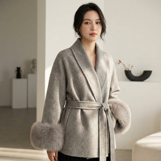 Manteau en fausse fourrure pour femmes Aria | Taille ceinturée, poignets bordés de fourrure