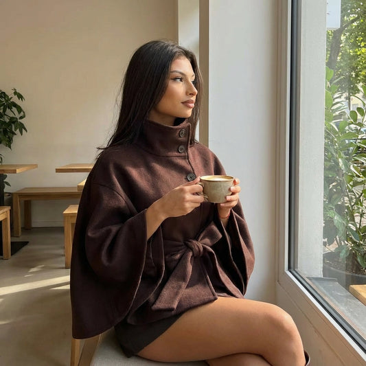 Veste cape à col haut pour femmes Elowen | Taille ceinturée, silhouette cape