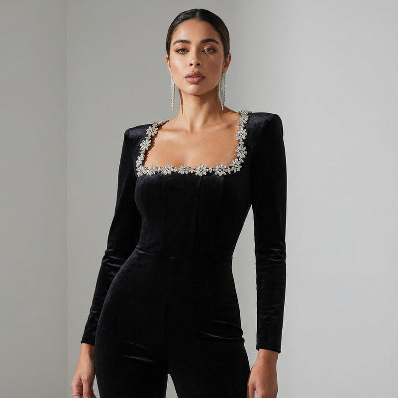 Combinaison pour femme Elara | Velours noir, encolure florale en cristal