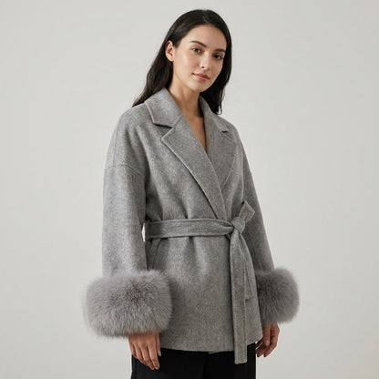 Manteau en fausse fourrure pour femmes Aria | Taille ceinturée, poignets bordés de fourrure