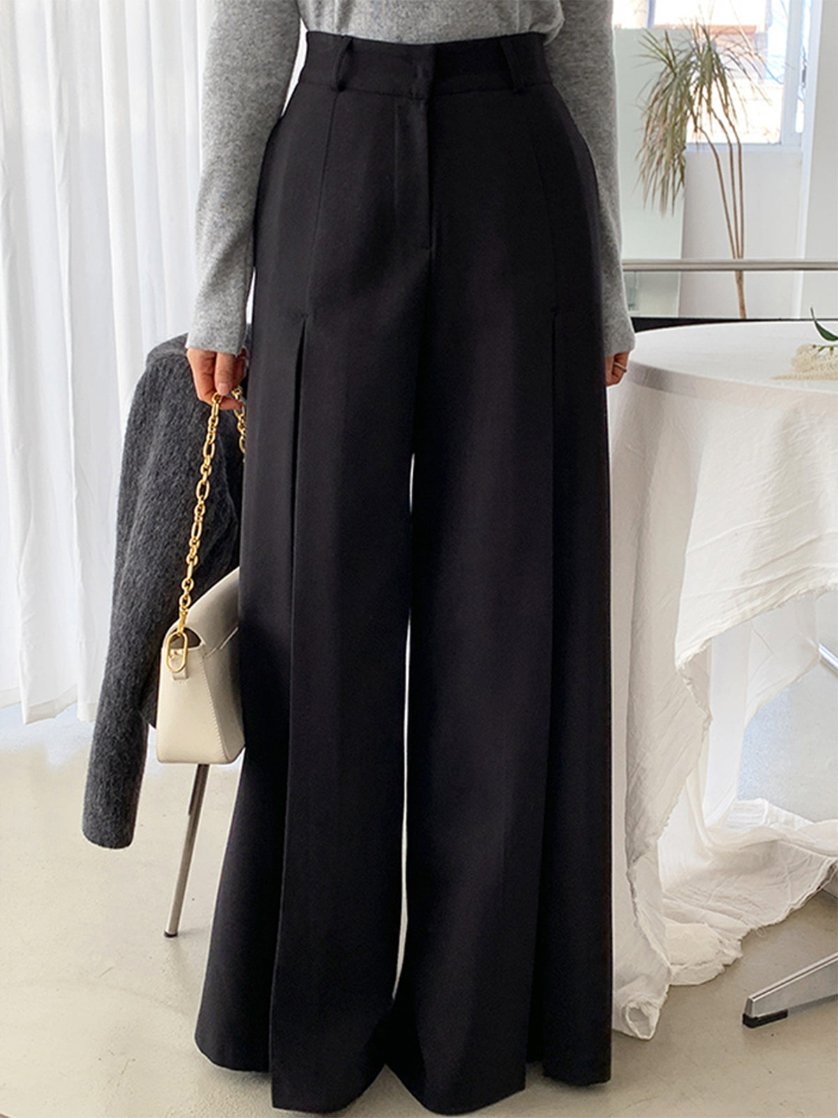 Eloise Women's Pleated Trousers - fabric and finish detail